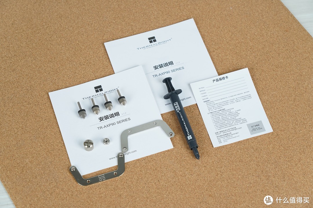 兼容双平台的扣具以及说明书，还有一如既往附赠的TF-7硅脂。