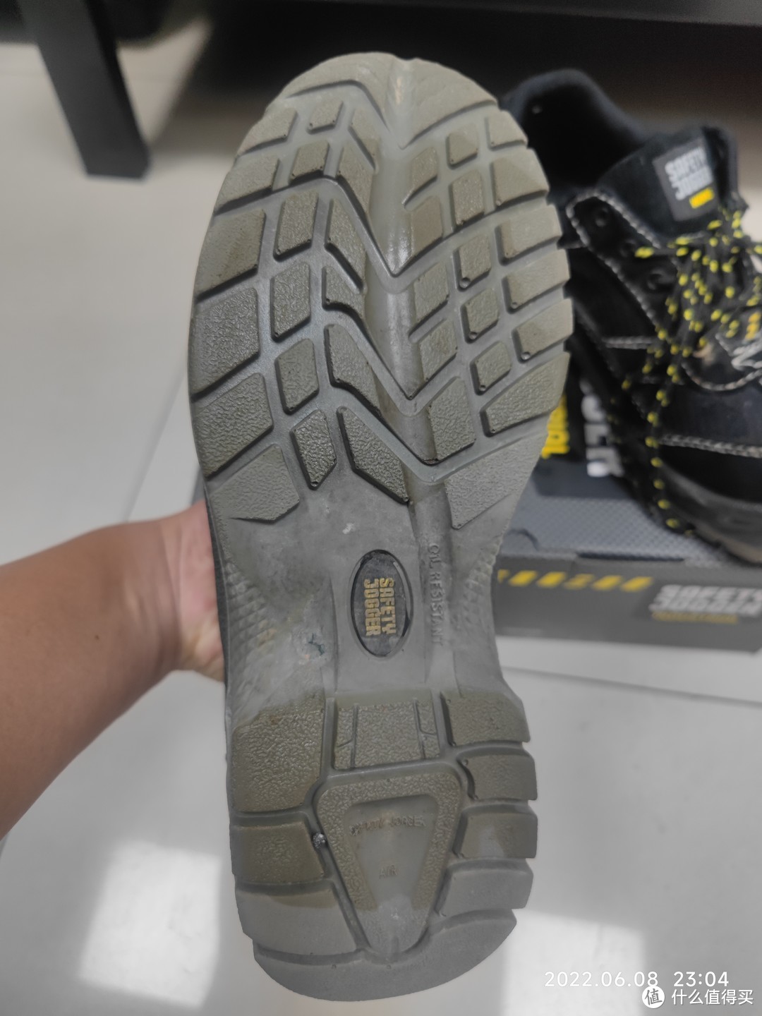 鞋底超级耐磨，足弓处类似碳纤维样子