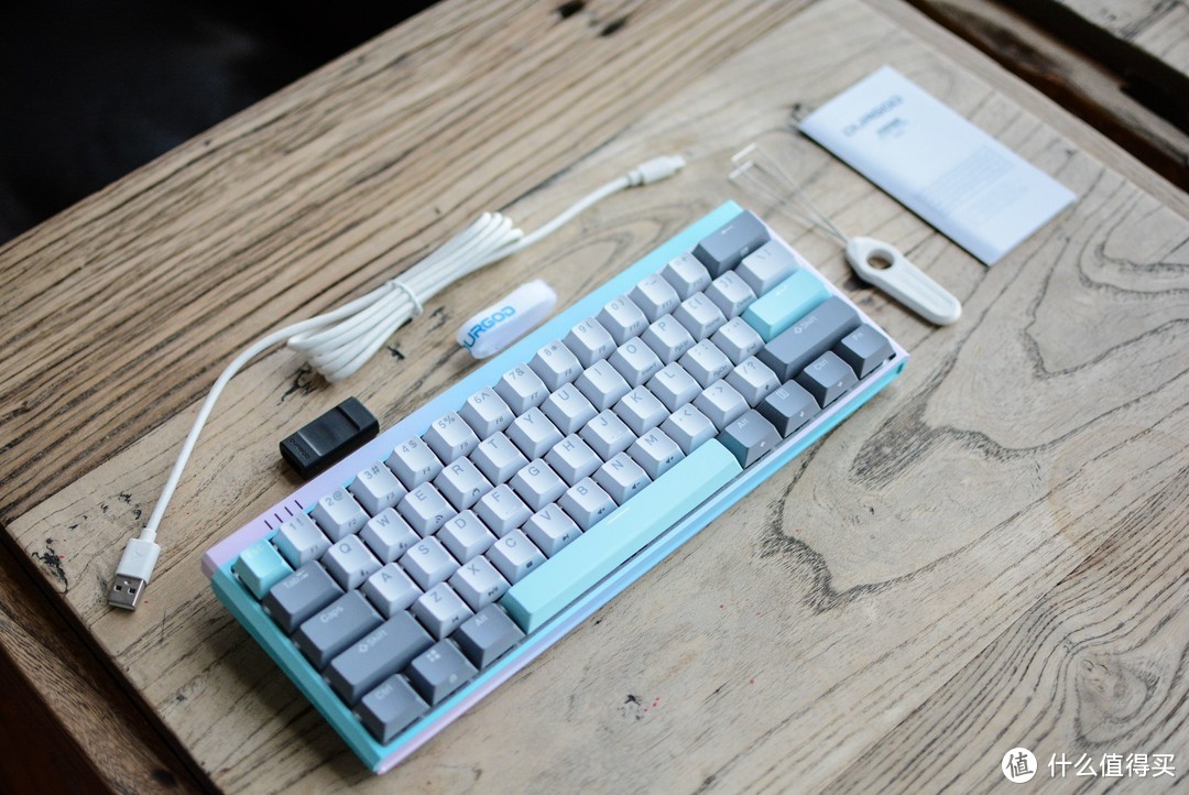 终于入手了梦想中的键盘：杜伽K330W机械键盘，这配色太大胆了