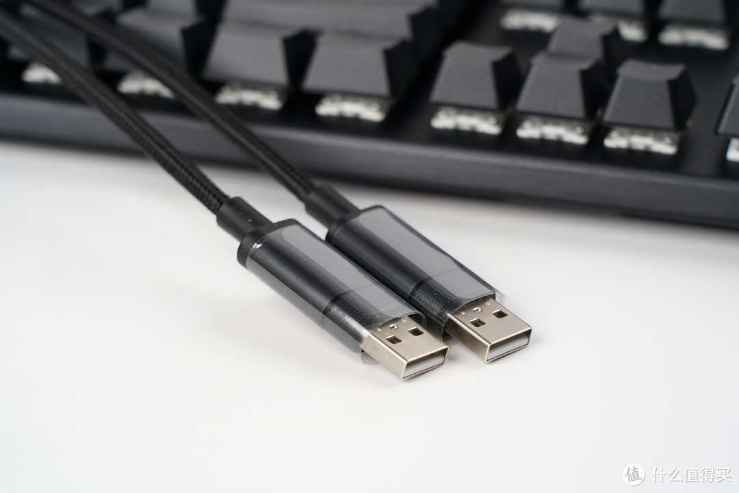 线材的另一端提供两个USB供电接口，一个负责为键盘供电，另一个则是为拓展的USB2.0接口供电。