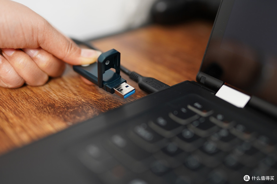 超逸酷玩 篇336:媲美台式电脑ssd读写速度aigo高速固态u盘u396_存储