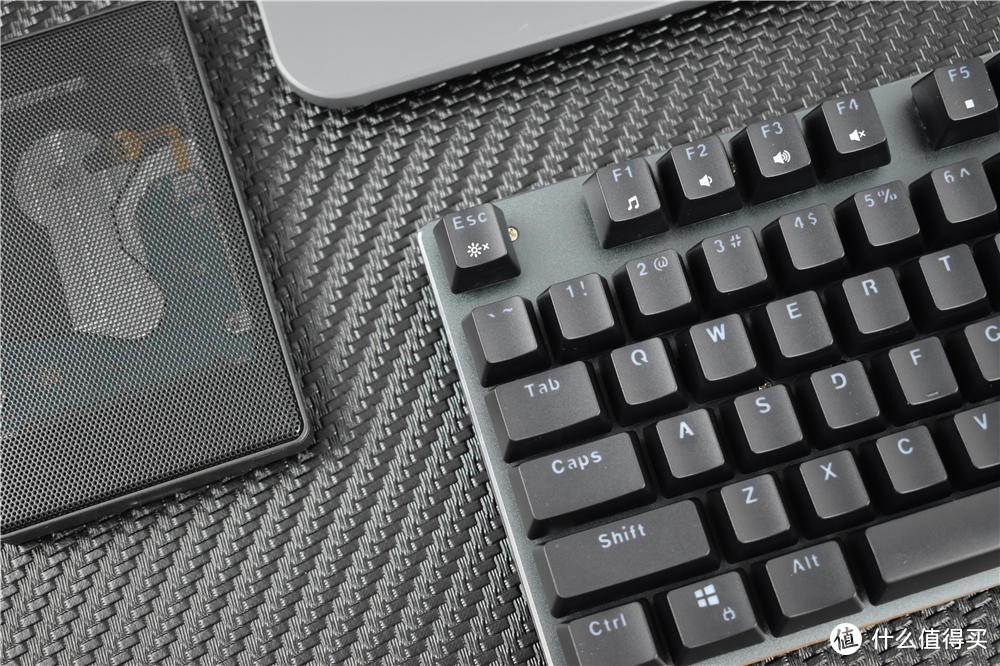 机械键盘怎么选？防水防尘才放心，更耐用的雷柏V520RGB评测体验