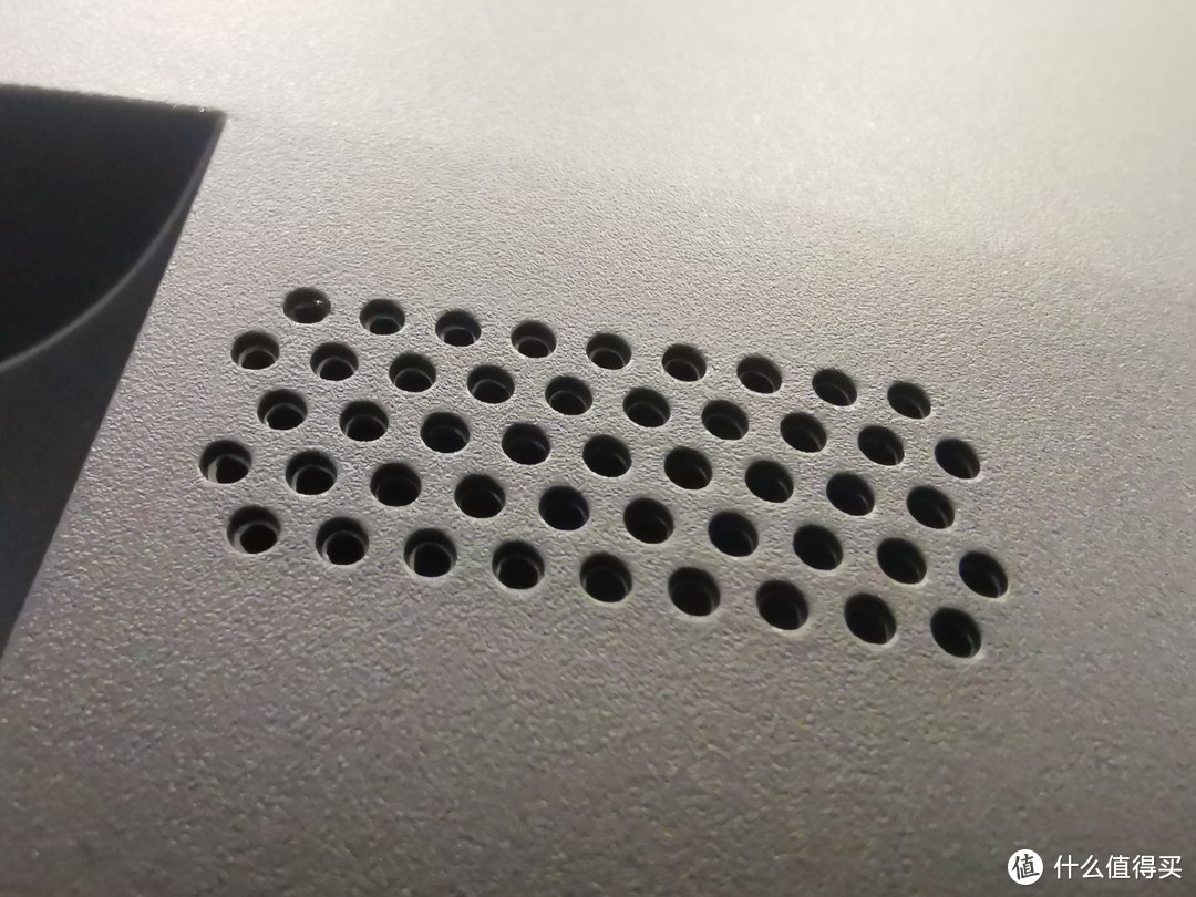 出厂预设的vesa壁挂孔位,标准的100mm×100mm设计,支持壁挂以及自行