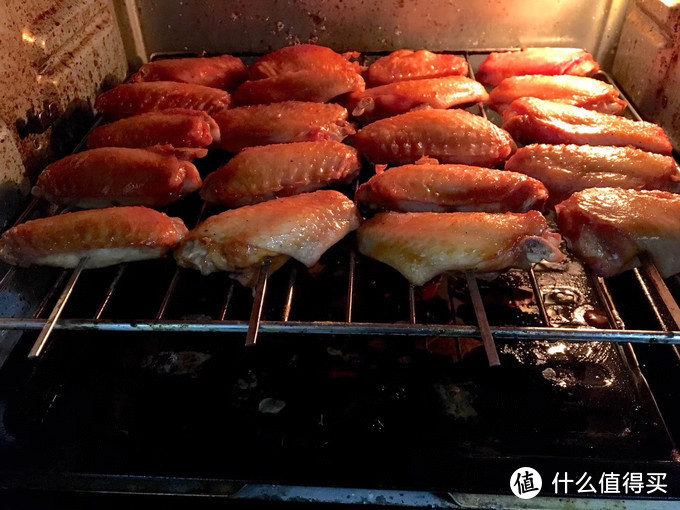 烤的时候，下面一层垫个烤盘，可以接油，可以单开上火加热风，15分钟后再翻一面烤15分钟