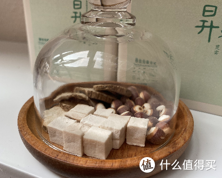 每份奶茶用的中药材展示