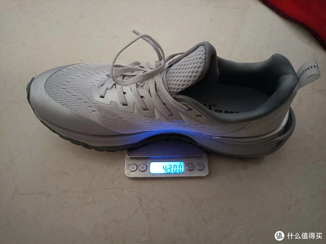 买的时候就看评论说鞋子会比较重，就顺带量了一下单鞋的重量430g这个重量在跑鞋的范畴里算重的了。