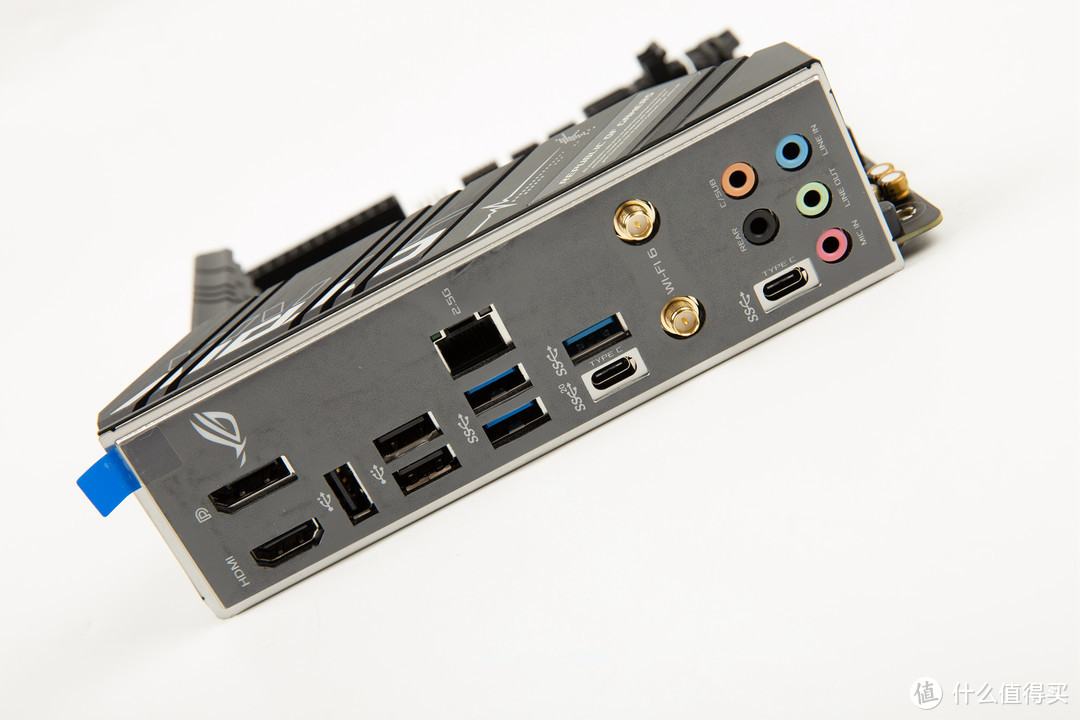 背部IO设计了ROG小眼睛，接口依次为集显HDMI和DP、三个USB2.0、三个USB3.0、有线2.5G、两个USB 3.2 TYPE-C口分别为gen2X2和gen1、WIFI 6天线和音频口
