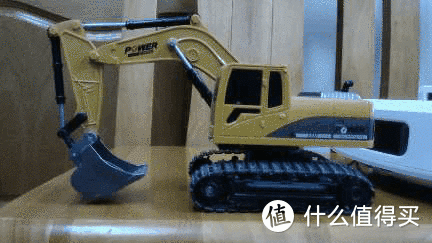 这不是洗地机器人，是一台会舔地的履带工程车！