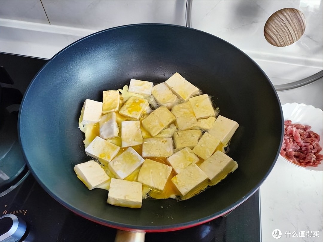 老师做菜真麻利，3个菜色香味俱全，40分钟上桌，学生吃得肚儿圆