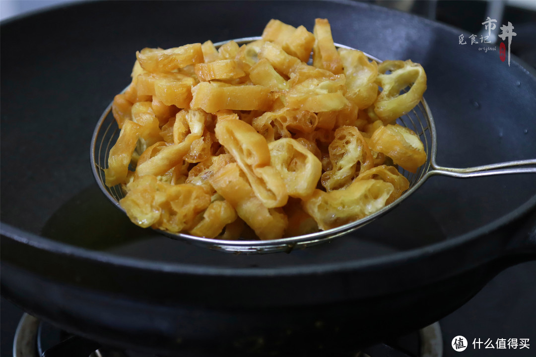 在烧烤摊超火的凉拌菜，油条和黄瓜拌一拌，酥香可口，下酒好菜