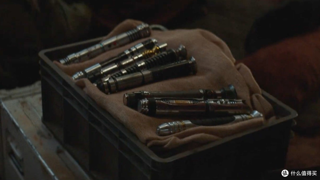 看完墙上的名字后,欧比旺转身看到了多把光剑和其它绝地的遗物,欧比旺