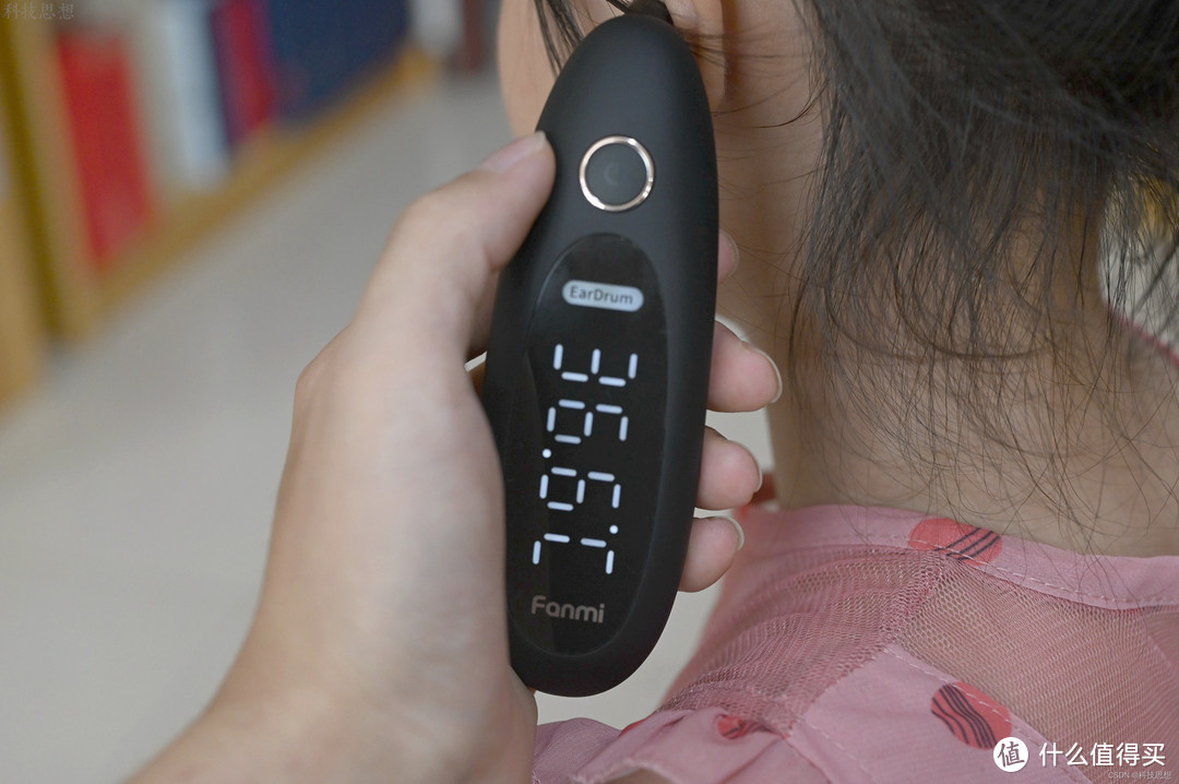 给孩子快速测量体温，操作简单结果准确，凡米鼓膜耳温枪T6上手