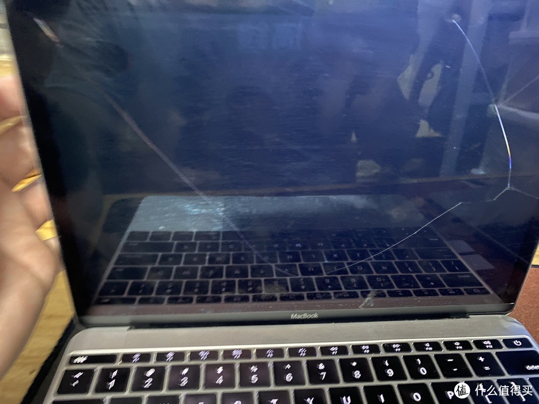 一个不太熟的朋友在朋友圈说自己的macbook放在背包里压坏了屏幕,又被