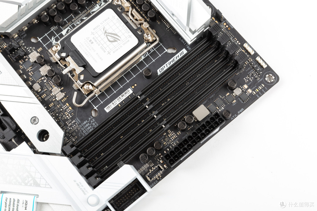 四条ddr4内存插槽采用华硕的单边卡扣设计,optimem iii内存优化技术