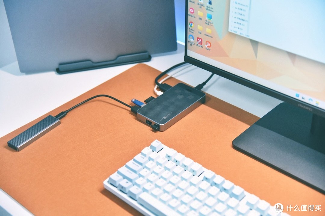 简洁桌面搭配十合一扩展坞，碳纤维外观，硬盘扩容解决多种问题