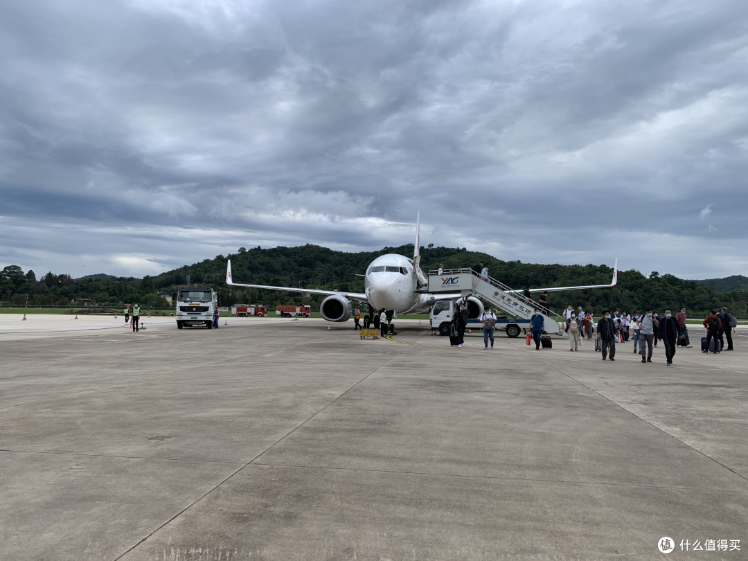 傍晚到达,普洱思茅机场很小,飞机也很小