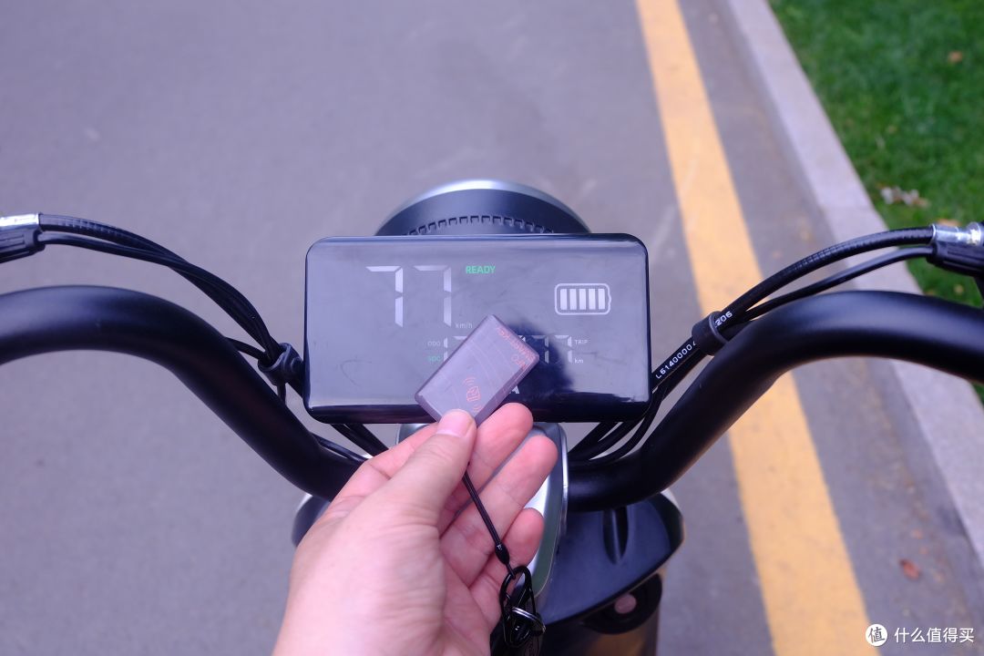 高颜值新配色 新国标下的明智之选,雅迪新款dn2骑行体验_电动车_什么