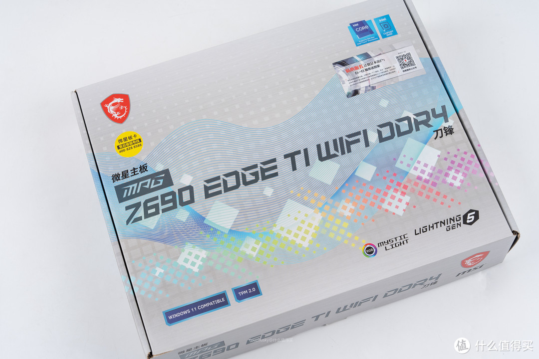 主板是微星MPG系列的刀锋钛Z690 EDGE TI WIFI DDR4，白色主题配银白色的刀锋钛非常和谐