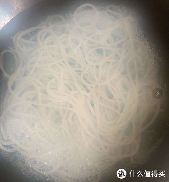 速食方便米粉之陈克明拌公式湘气四溢，试吃2.3元的临期香菇卤肉干拌米粉，真的有颗粒的肉哦