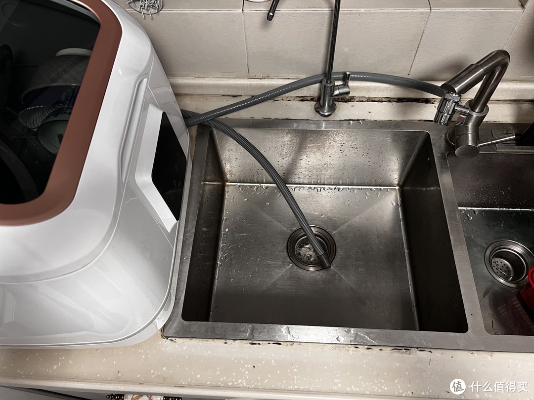 洗碗机安装好后的进水管和排水管