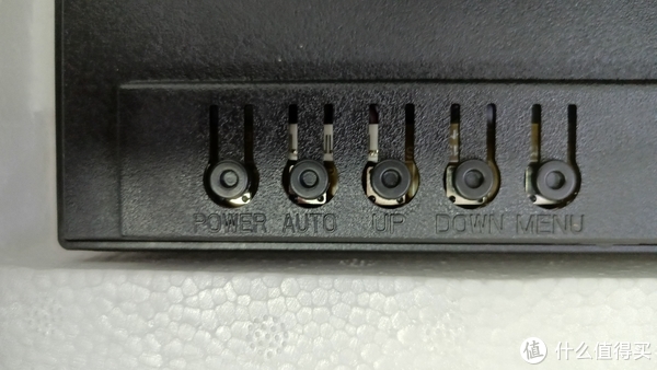 按键特写，通过按键缝能看到驱动板
