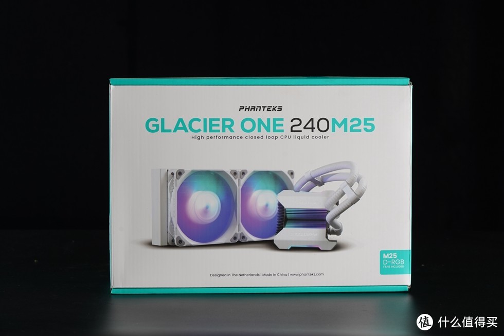 CPU散热器同样来自追风者最新推出的GLACIER ONE M25 240一体水冷，新的外包装及设计语言彰显时尚动感。追风者也为这款水冷提供了五年质保三年换新漏液包赔的售后政策。