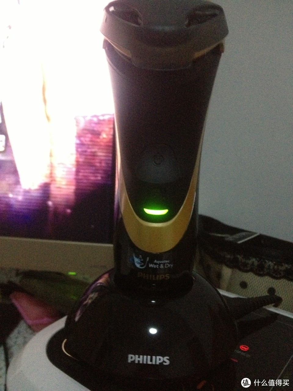 还配充电底座的，不过就是立起来好看而已，充电线可以直接插机器上