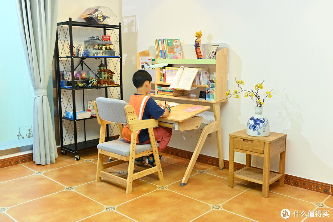 儿童学习桌怎么选？可调节，真实木，高颜值的斯芬达小鹿桌