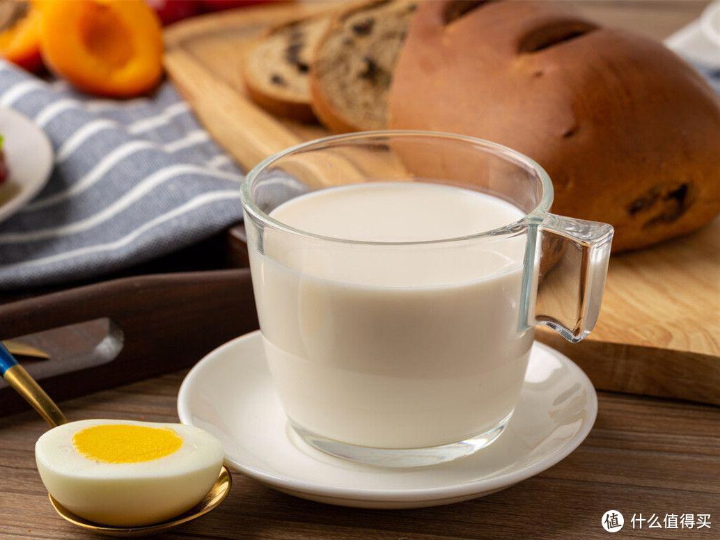 睡前能不能喝牛奶？中老年人喝牛奶常犯的4个错，建议了解