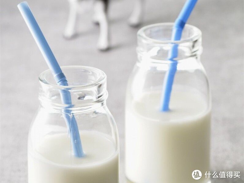 睡前能不能喝牛奶？中老年人喝牛奶常犯的4个错，建议了解