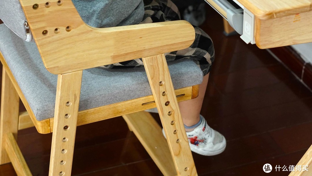 儿童书桌该如何选？避免甲醛，选择实木！斯芬达实木学习桌椅分享。
