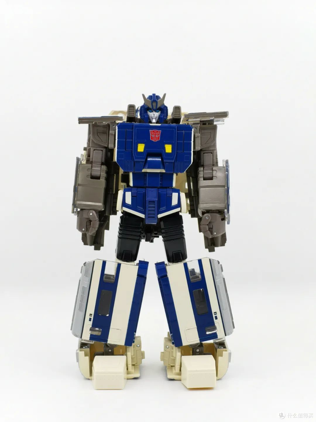 极光号的机器人形态比例显得有些粗糙,正面看去小腿