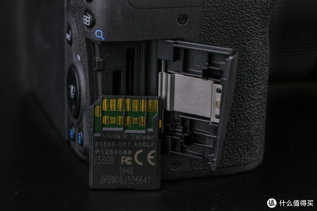 EOS R7双UHS-II存储卡卡槽