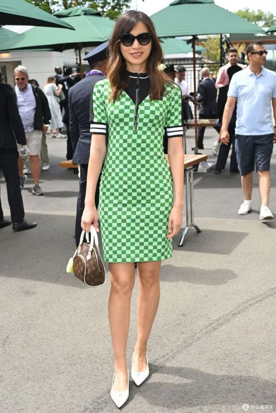 我更喜欢的是前几年卷福太太索菲的这条黑白裙.