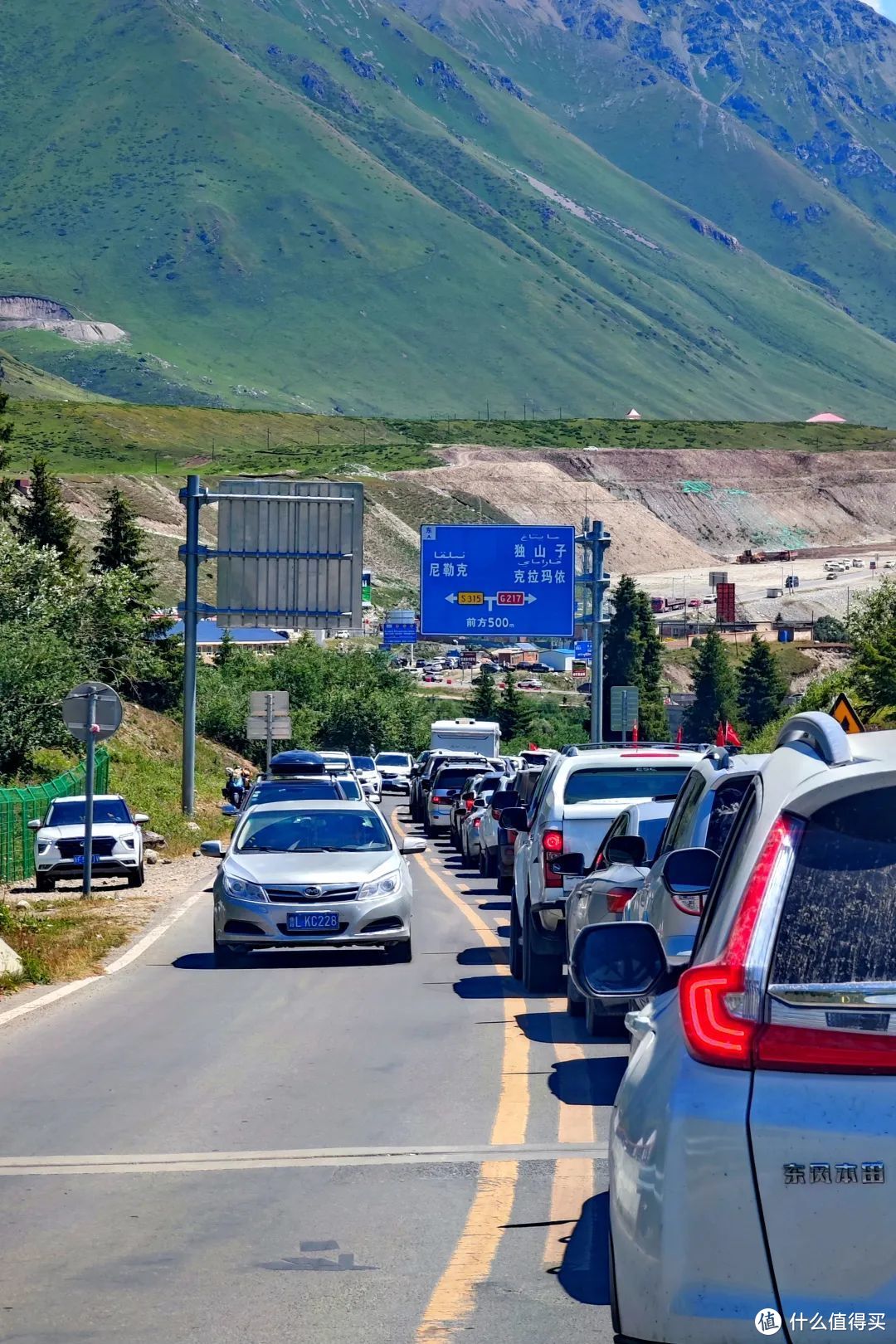 独库公路，为什么能堵成这样？这两天的新疆，人也太多了吧