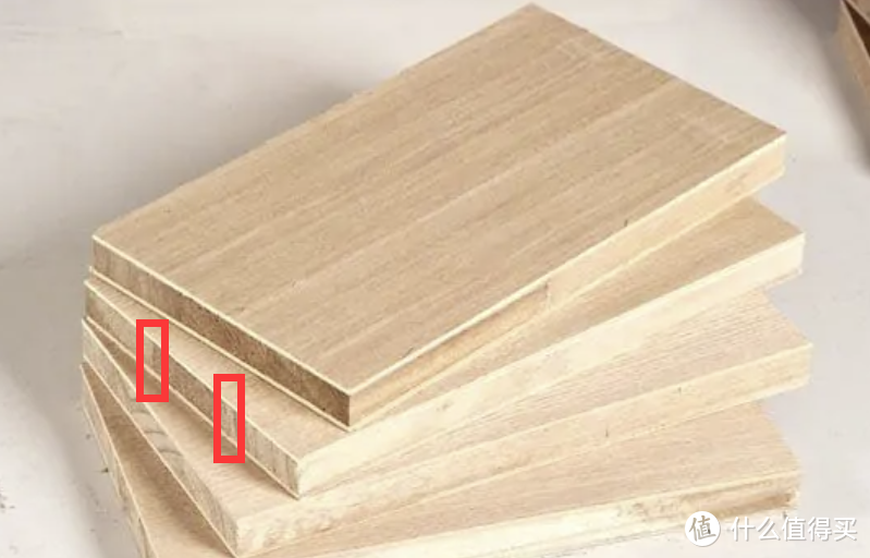 细木工板是木条拼接成的平板，剖面能看到明显的接缝