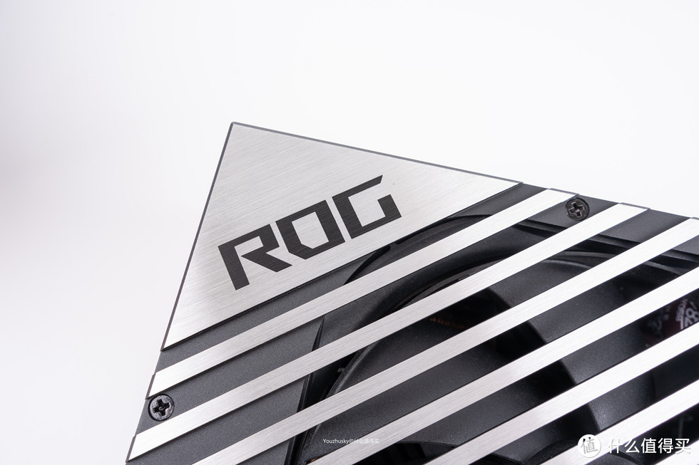进风面板是CNC格栅式设计，质感非常得拉满且具有拉丝设计，一角是显眼的ROG标