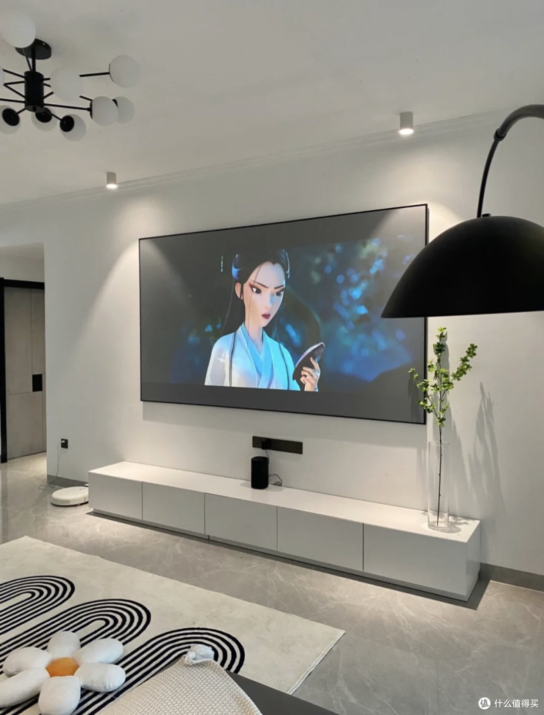 除了上面两种如今比较流行的电视墙装修方案外,还有一种成本更低,更加