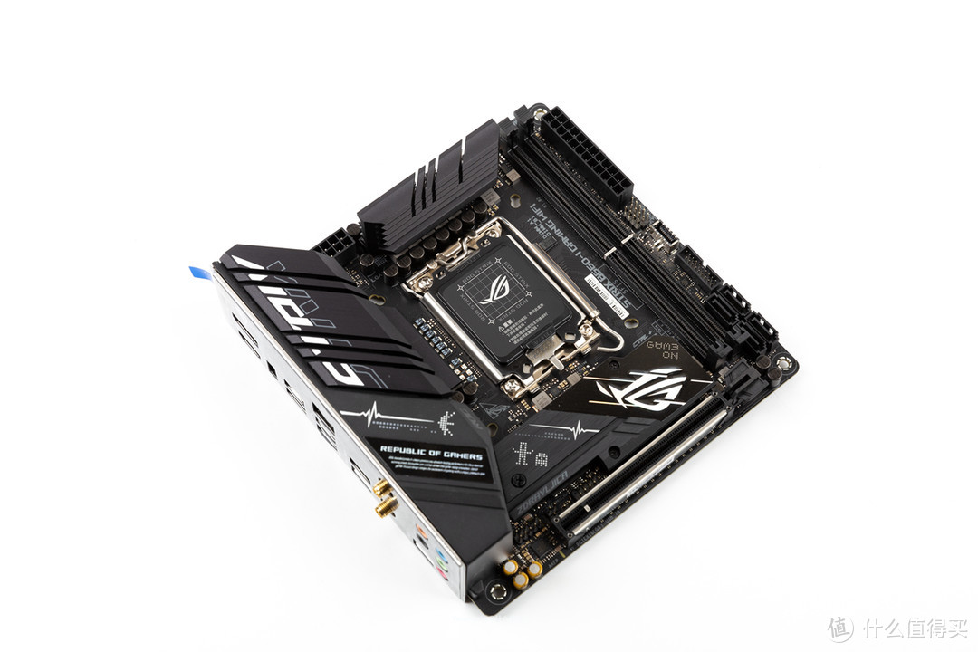 主板标准itx全黑设计,配合新的设计语言,斜线切割的供电散热质感满满