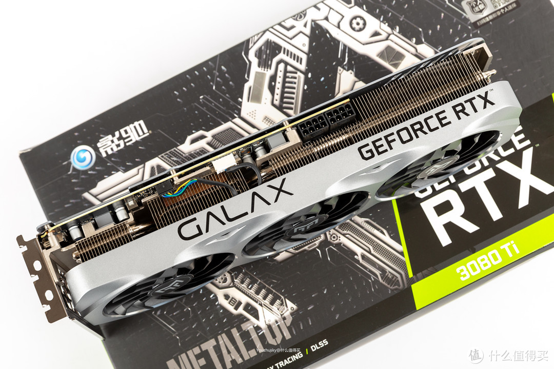 散热器上盖侧面具有GALAX影驰LOGO和GEFORCE RTX英伟达型号标识，上盖肩部平整的通风孔