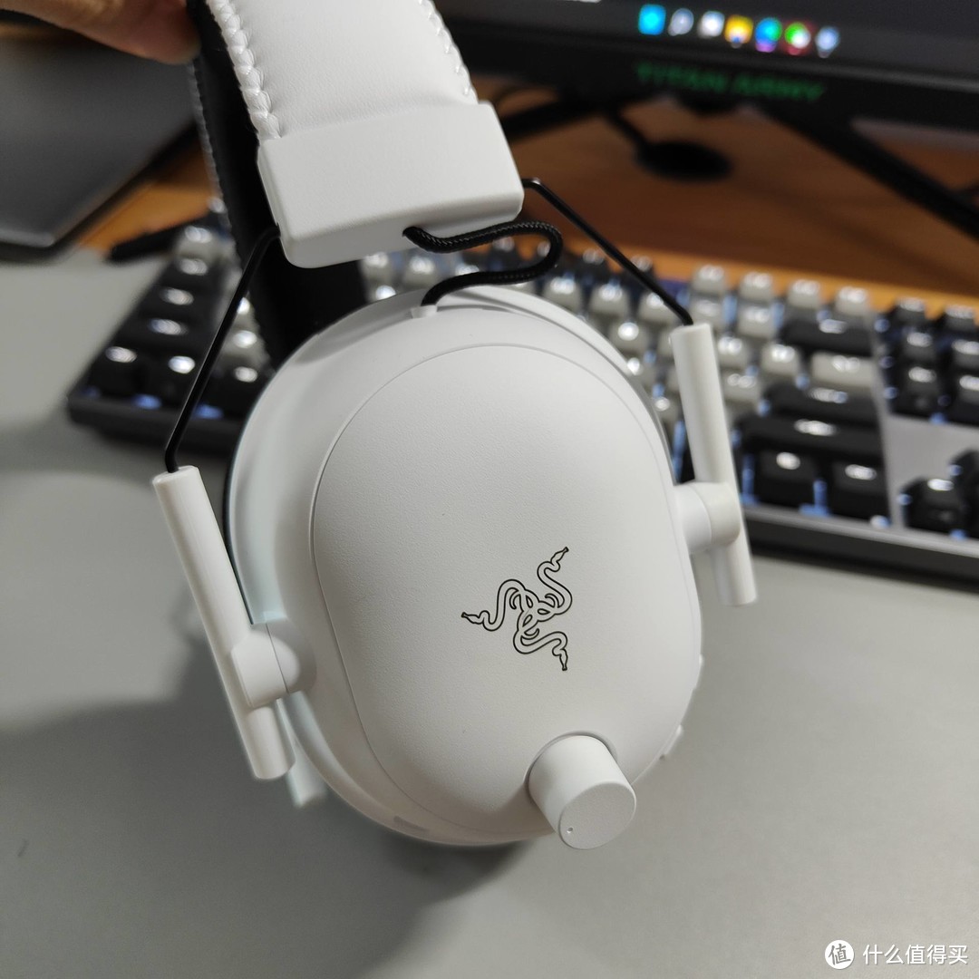 让玩家能身临其境的电竞耳机 旋风黑鲨v2专业版-白色