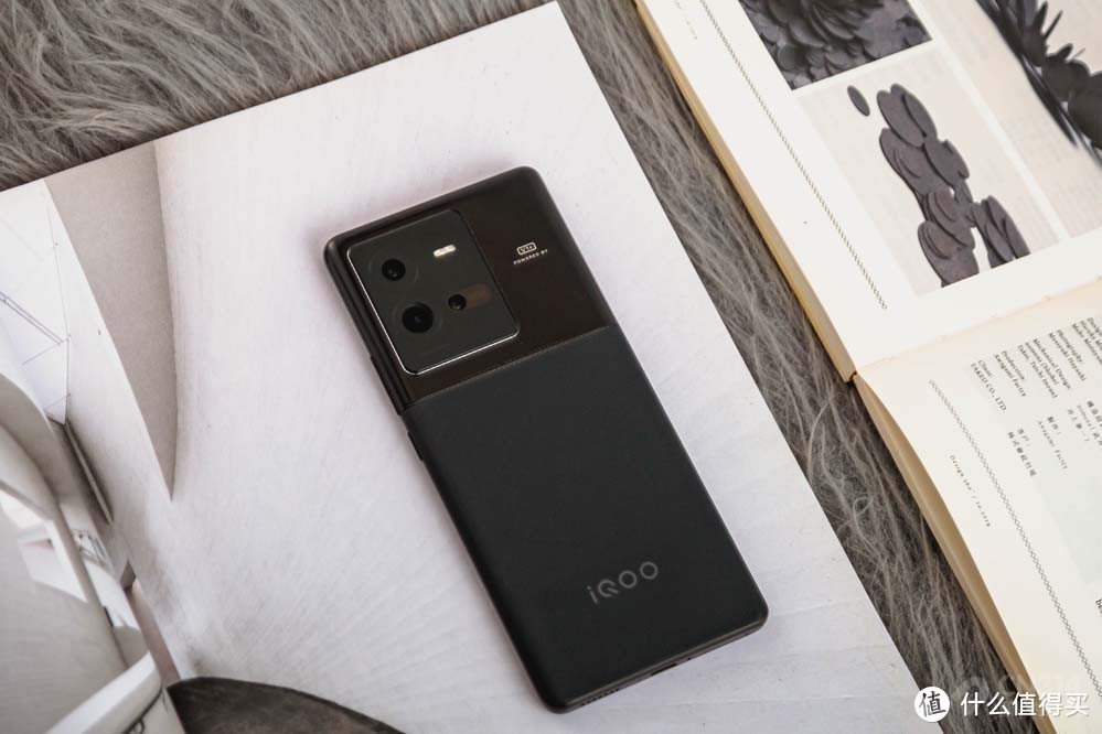 iQOO 10 Pro首发评测：200W快充真“续命”性能影像再升级