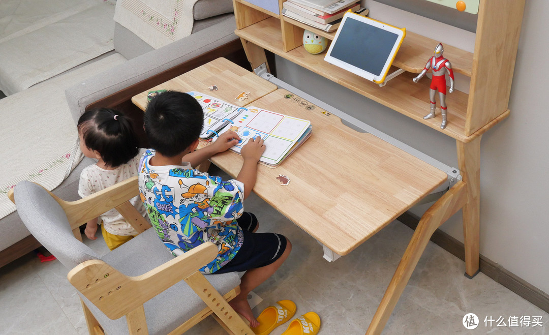 ​​打造舒适学习环境，如何选择儿童学习桌，斯芬达小鹿实木桌椅组合体验分享