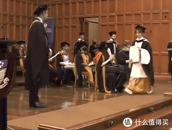 中国留学生穿汉服参加毕业典礼，端庄大气惊艳全场～