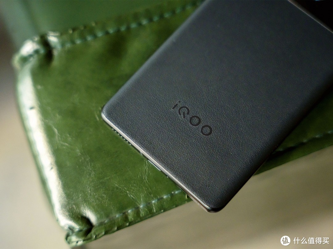 iQOO 10 Pro美图来袭，竞速感设计加持下，好看且舒适