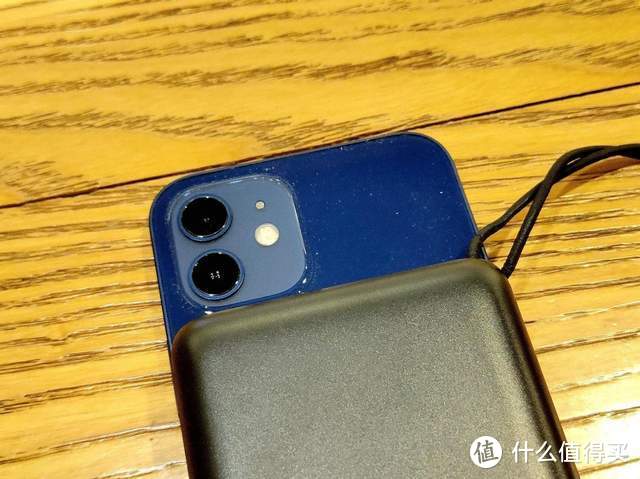 iPhone磁吸专属无线充电神器：RAVPower磁吸无线充移动电源