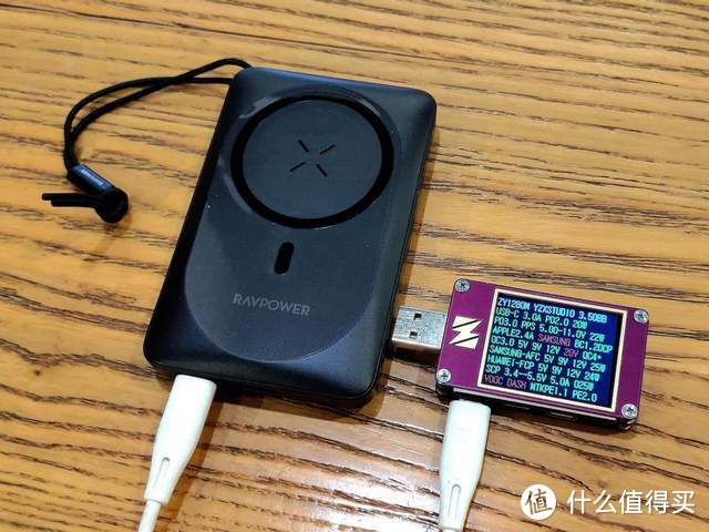 iPhone磁吸专属无线充电神器：RAVPower磁吸无线充移动电源