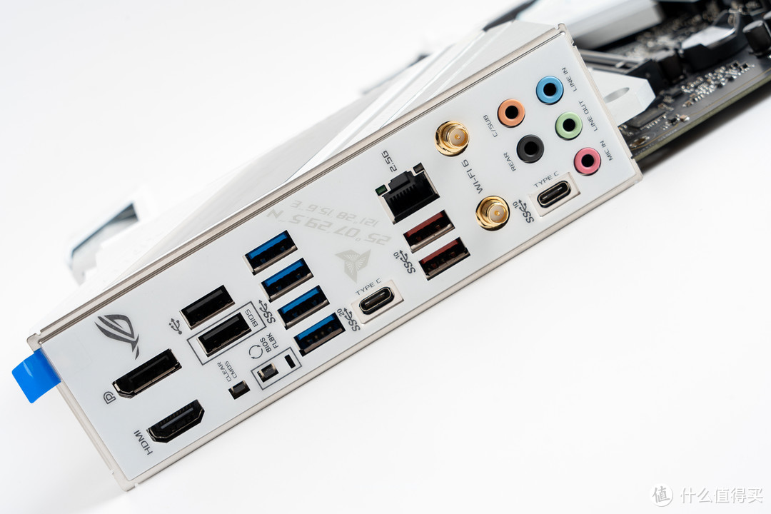 带ROG标的白色吹雪背板，配置了双集显口、CMOS清除和一键升级按钮、两个USB2.0、4个USB3.0、2个USB3.2G2和两个type-C、最后是有线、WIFI6双天线和音频口
