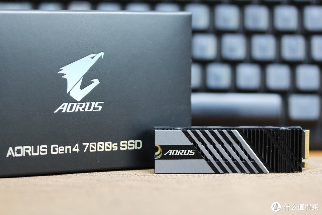 满血版PCIE4.0固态硬盘，技嘉AORUS GEN4钛雕装机点评