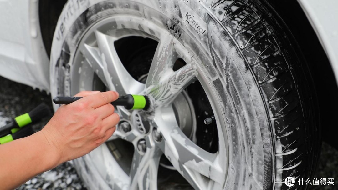 静等洗车液带走车漆表面泥沙的时候，可以用细节把车门把手的缝隙、车轮中的污渍深度清洁一下。猪鬓毛材质用起来十分柔软，效果不错，用完洗洗干净晾干，下次还可以继续用